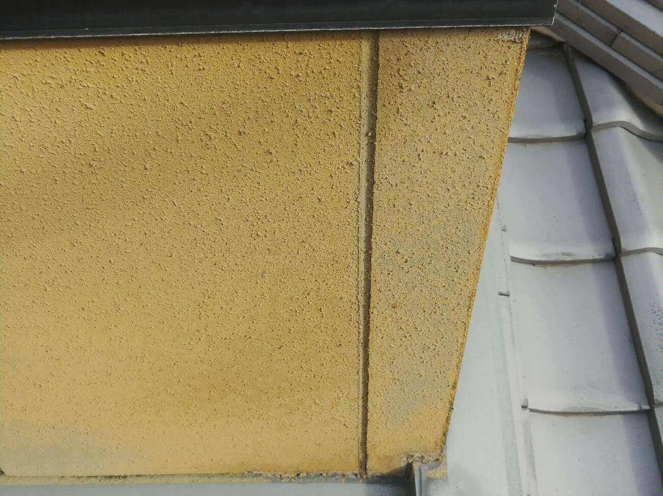 塗装された外壁の目地